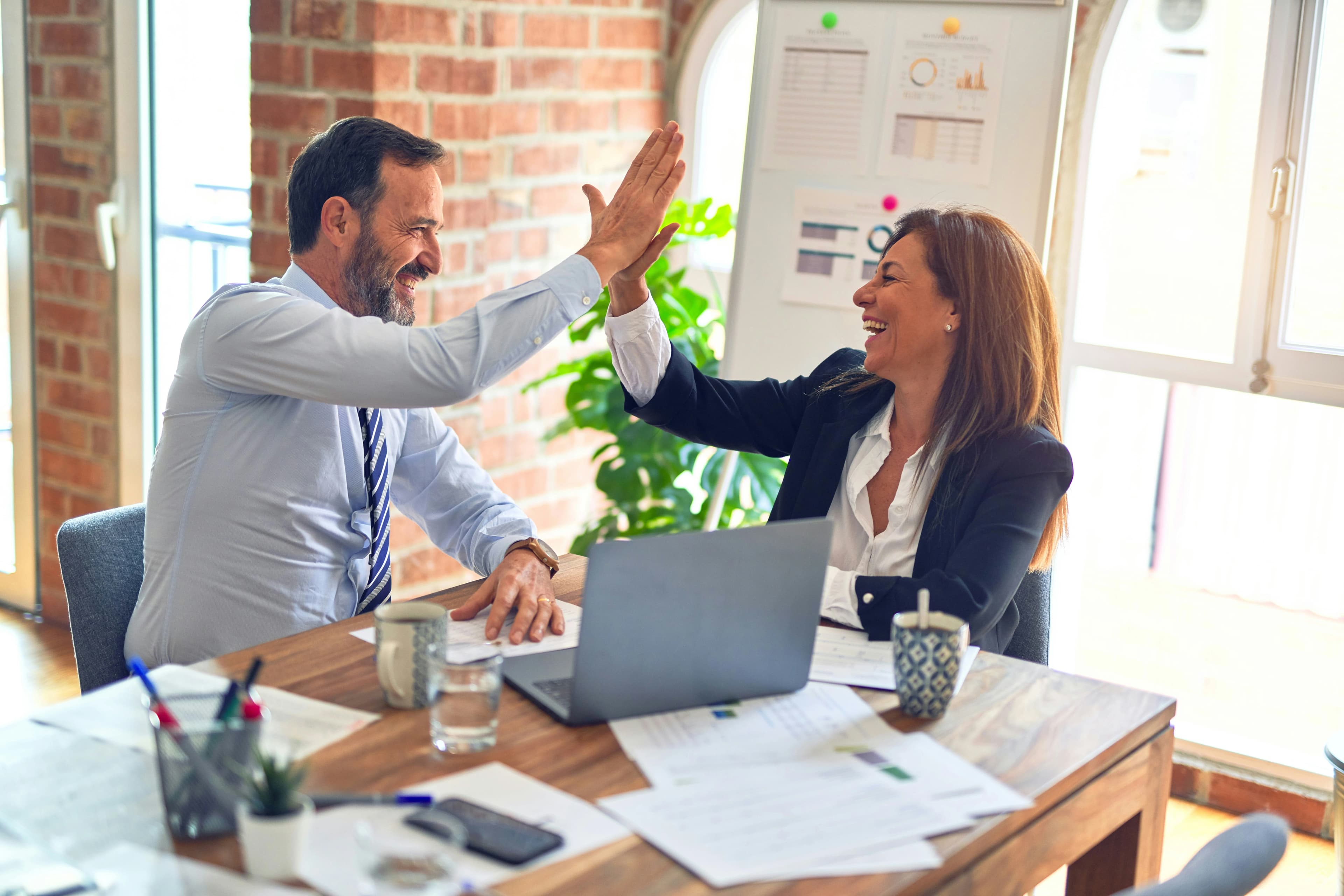 Groupe d'employés qui discutent