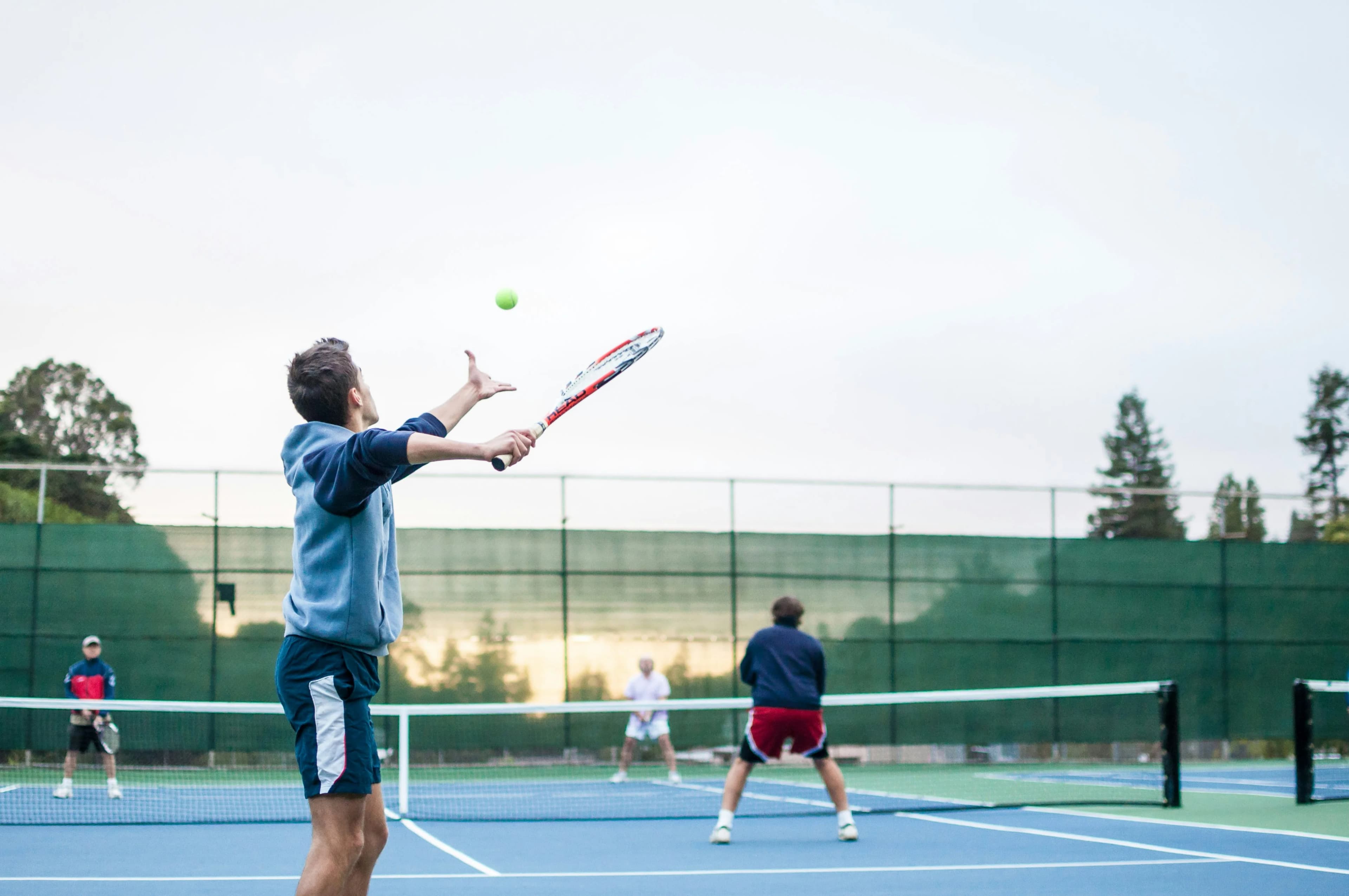 Groupe qui joue au tenis